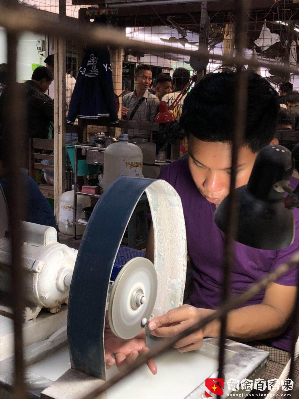 对庄团队深入缅甸瓦城淘货，角湾市场捡漏满阳绿翡翠戒面！