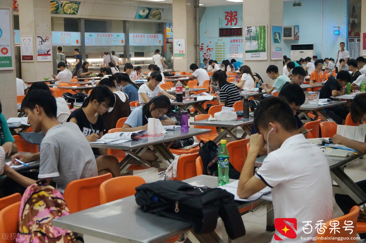 全球规模最大的大学：地铁开进校园，美食美女尽在眼前