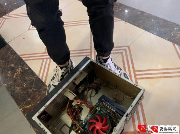 小伙图便宜在网吧买电脑，这配置竟然花了两千，是脑子被驴踢了？