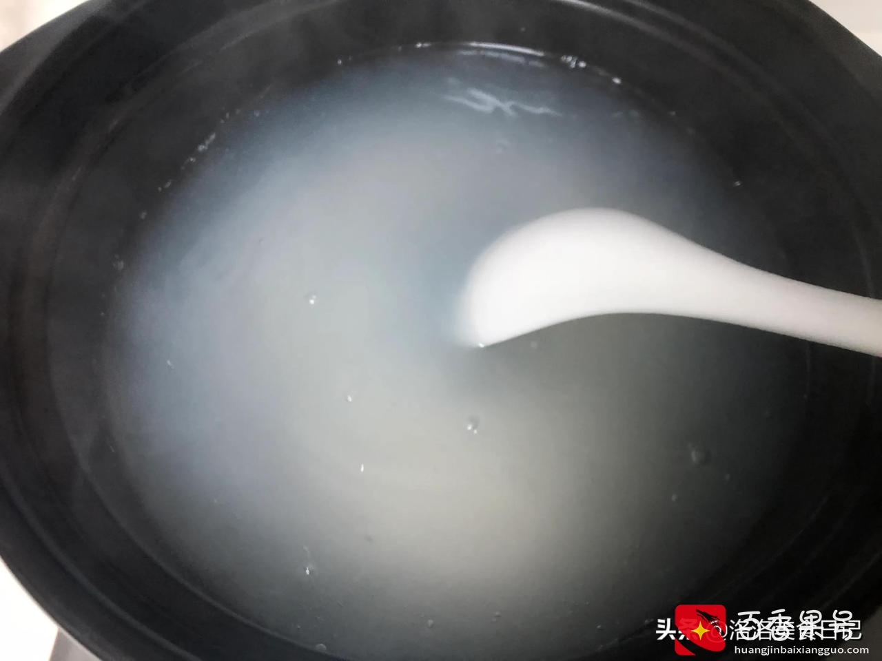 新买的砂锅别急着用，一定要先开锅，不开裂不炸裂，使用寿命更长