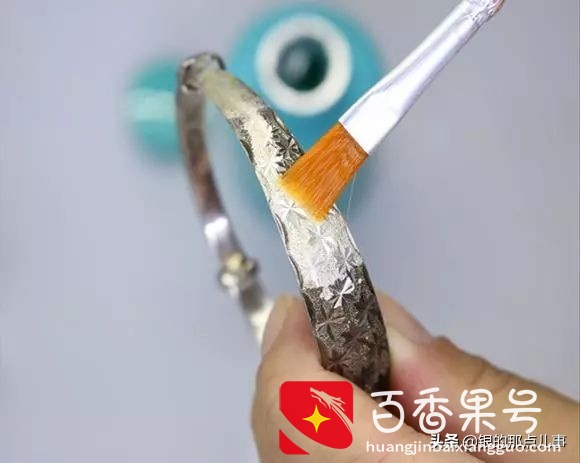 银手镯为什么会变黑？怎么保养才能光亮如新？