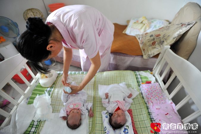 四五十岁的女人没学历没技能学点什么挣钱快？当然是月嫂育婴师啦