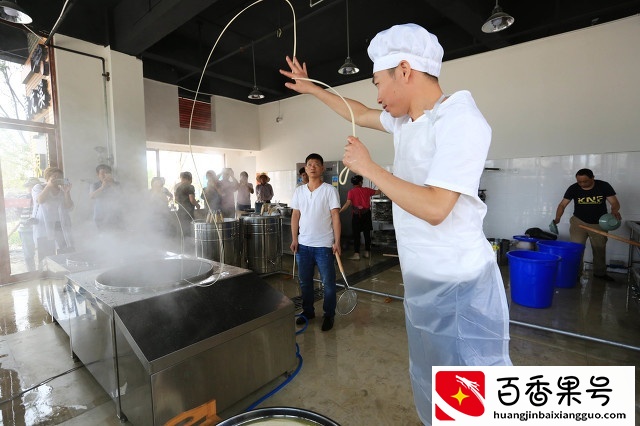 85后小伙开面馆，一碗面只卖两元，还送一只荷包旦。一年盈利50万