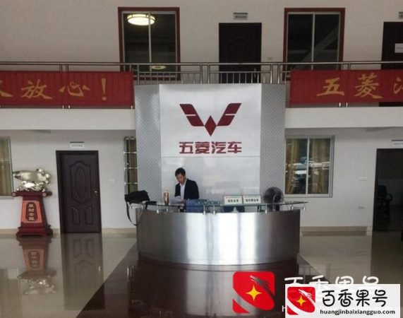 本地店里漫天要价，小伙怒乘飞机前往柳州，4.8万喜提五菱！