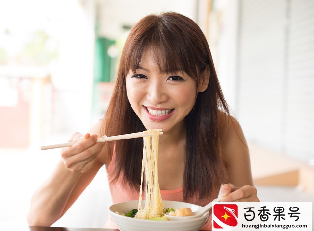 85后小伙开面馆，一碗面只卖两元，还送一只荷包旦。一年盈利50万