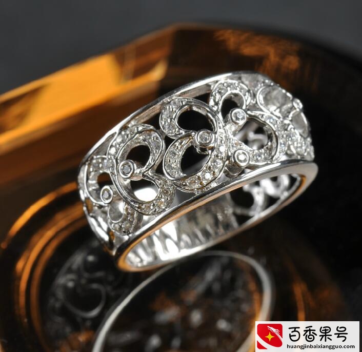 银饰品应该怎么清洗？为什么泡在盐水里就变亮？