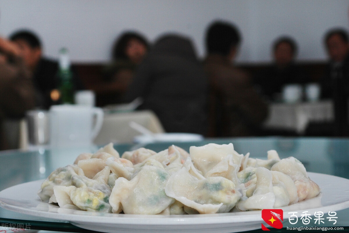 山东老板开水饺店，水饺只卖给年轻人，反倒月赚10万元，你也行