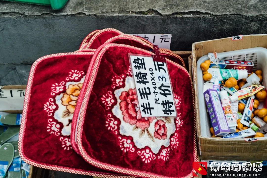 活着的两元店，2块钱能买啥？