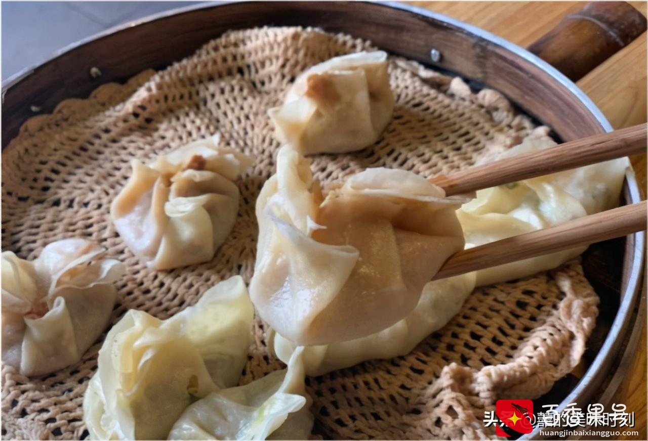 开封大姐路边摆摊卖早餐，几十年只卖一道菜，一上午卖出3000多个