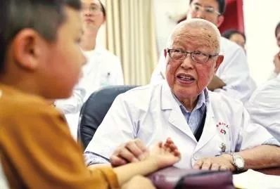 三位医学界国宝级“泰斗”依然在坐诊，最大99岁，最小90岁