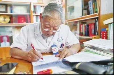 三位医学界国宝级“泰斗”依然在坐诊，最大99岁，最小90岁