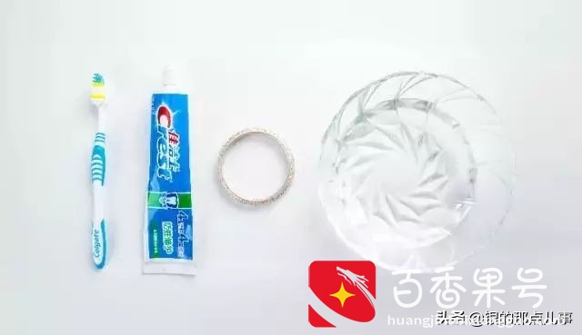 银手镯为什么会变黑？怎么保养才能光亮如新？