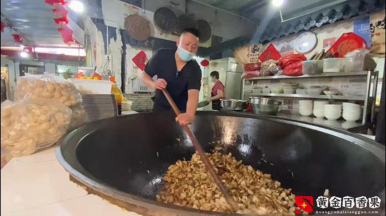 宝藏小店，90小伙一天卖1000多碗烩菜，知道利润后羡慕了