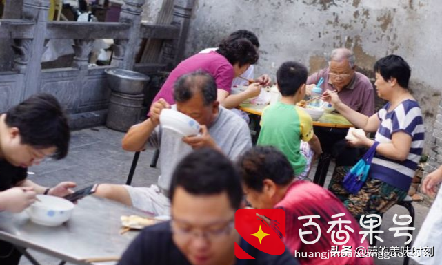 开封大姐路边摆摊卖早餐，几十年只卖一道菜，一上午卖出3000多个
