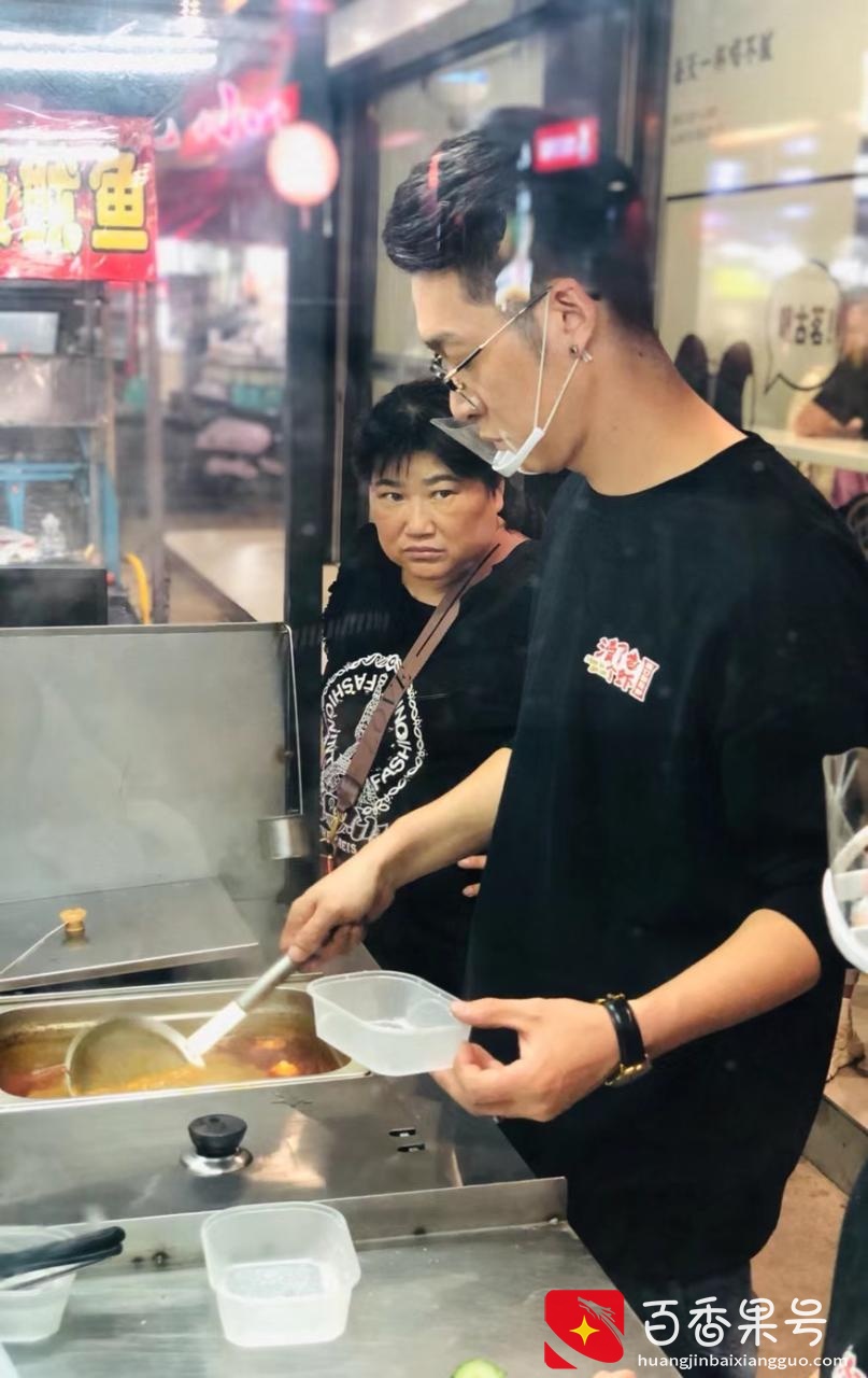 用3000元摆摊，我两个月赚到了二十多万，一年时间开了几十家