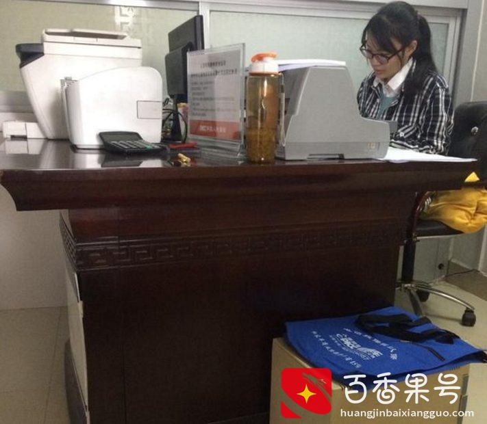 本地店里漫天要价，小伙怒乘飞机前往柳州，4.8万喜提五菱！