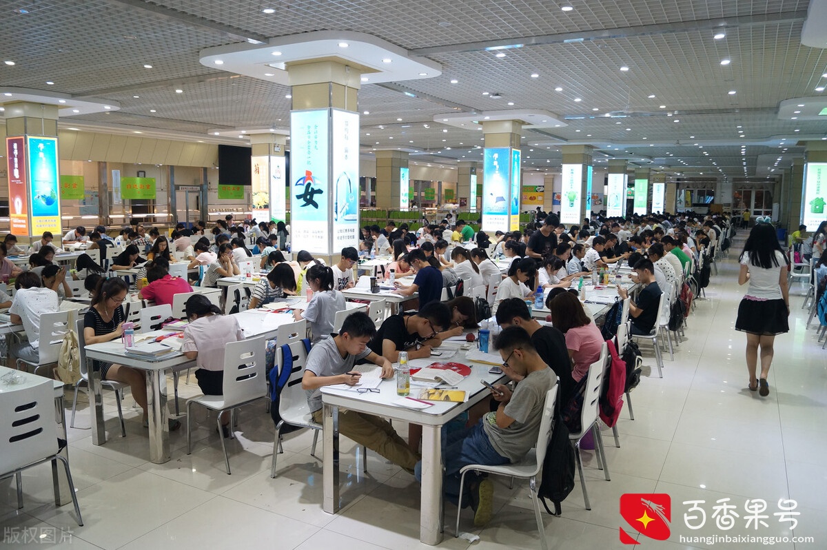 全球规模最大的大学：地铁开进校园，美食美女尽在眼前