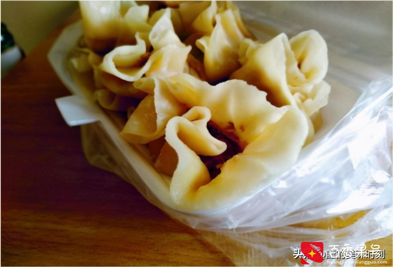 开封大姐路边摆摊卖早餐，几十年只卖一道菜，一上午卖出3000多个
