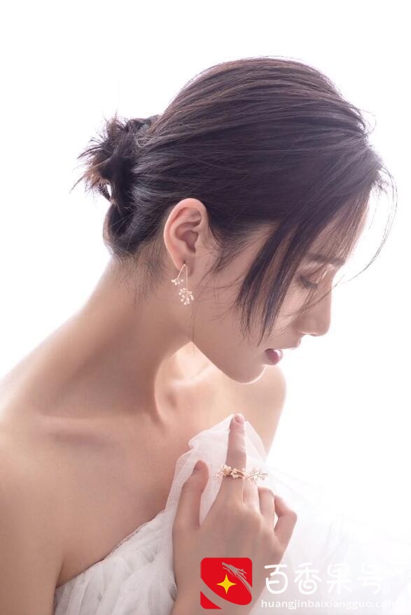 娇妻海哈金喜过32岁生日，晒与李亚鹏的合照，网友：比王菲漂亮