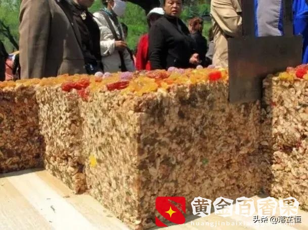 小伙买切糕，一刀下去308元，年少不知切糕贵，一刀下去心流泪