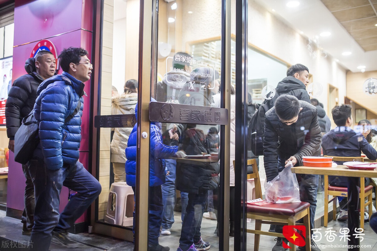 山东老板开水饺店，水饺只卖给年轻人，反倒月赚10万元，你也行