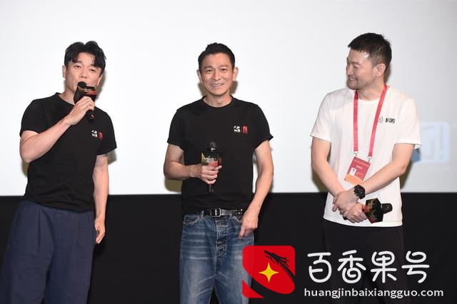 59岁刘德华现身金鸡，瘦到青筋暴起，与小19岁男星热舞似同龄