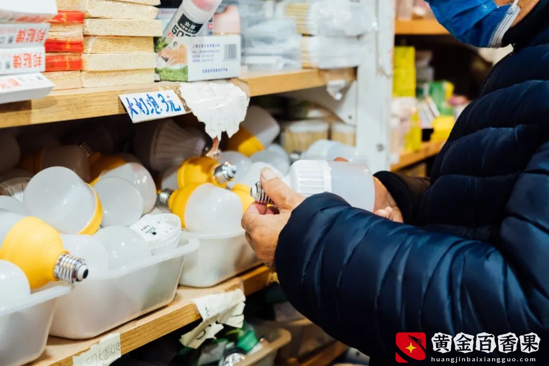 活着的两元店，2块钱能买啥？