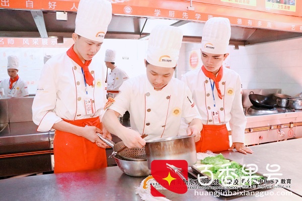 初中生学什么好呢？—学厨师专业，学费多少钱？
