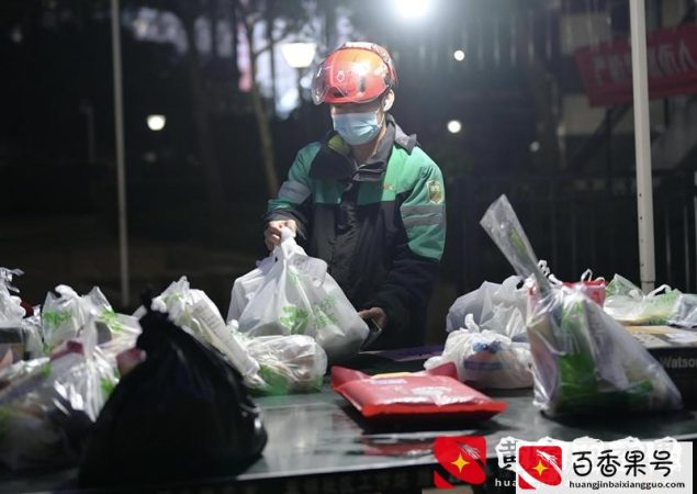 深圳快递小哥每天跑百单，忙到只吃一顿：为了更多家庭吃上饭