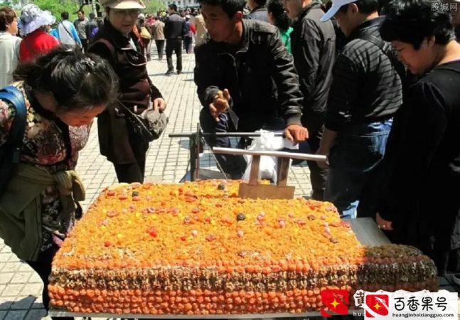 小伙买切糕，一刀下去308元，年少不知切糕贵，一刀下去心流泪