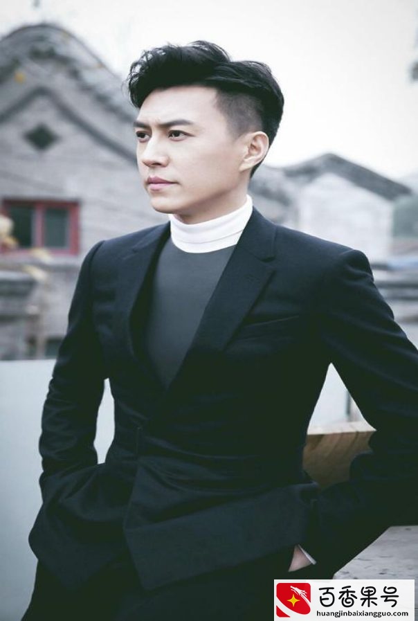 她是靳东的亲妹妹，因这部剧一炮而红，但老公却是一个迷