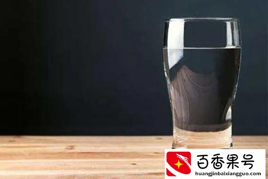 减肥期间要每天喝八杯水吗？喝水能减肥吗？