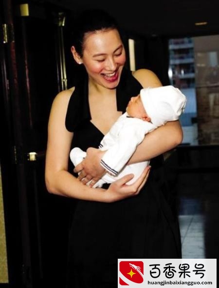 “豪门弃妇”梁洛施的悲伤，2年生3子，为何李家就是不娶她进门