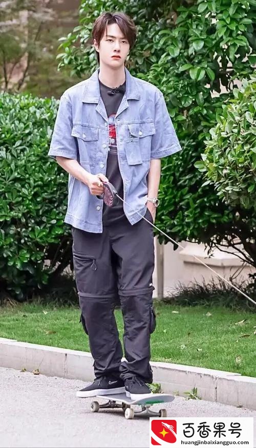 王一博肖战的关系在娱乐圈最常见，复出后的肖战再也追不上王一博