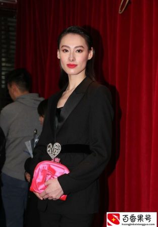 “豪门弃妇”梁洛施的悲伤，2年生3子，为何李家就是不娶她进门