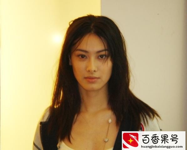 “豪门弃妇”梁洛施的悲伤，2年生3子，为何李家就是不娶她进门