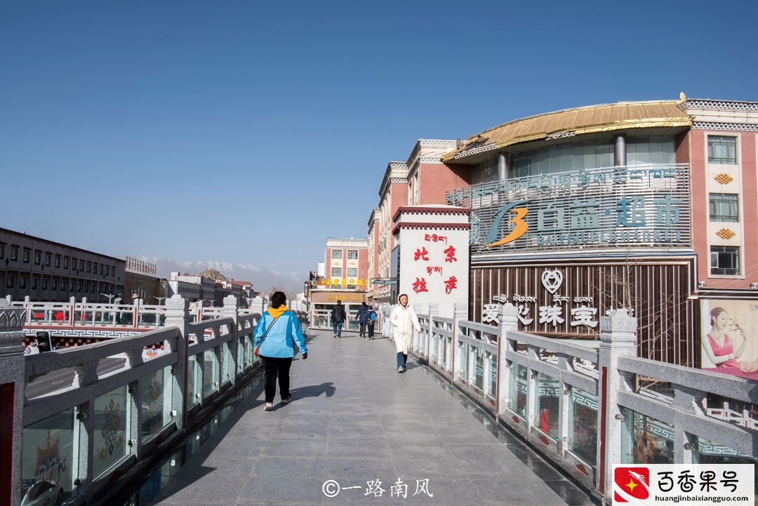 拉萨，西部唯一的“日光之城”，市容漂亮生活休闲，还能看到雪山