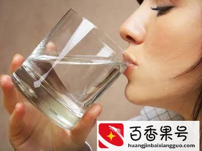 减肥期间要每天喝八杯水吗？喝水能减肥吗？