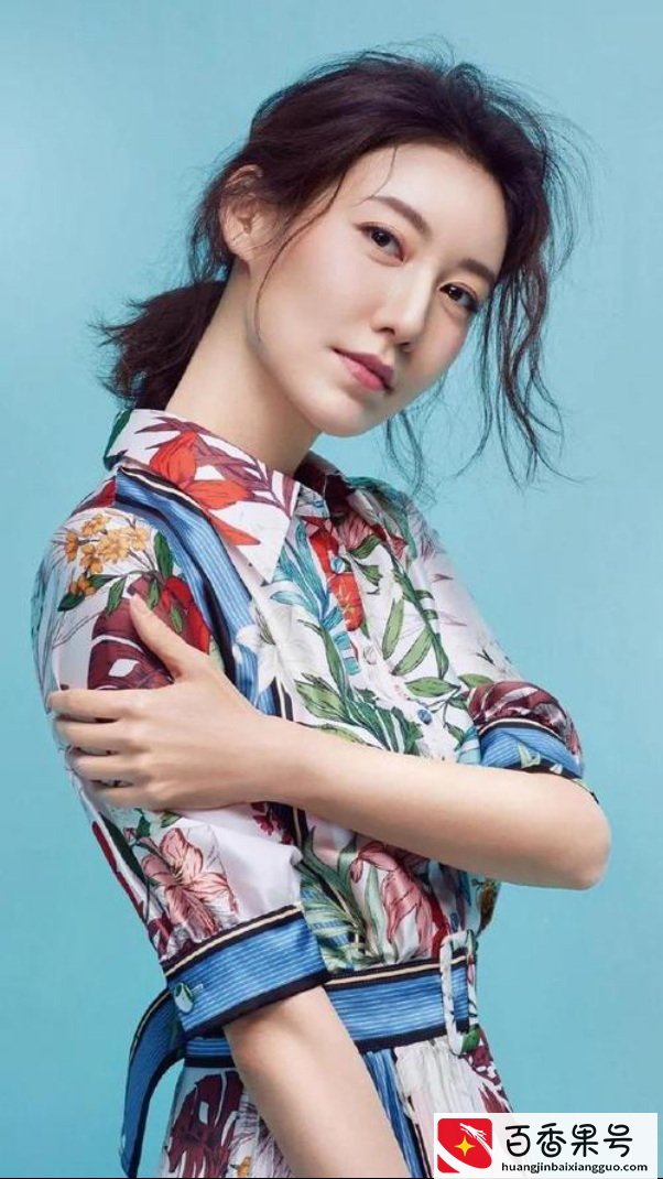 她是靳东的亲妹妹，因这部剧一炮而红，但老公却是一个迷