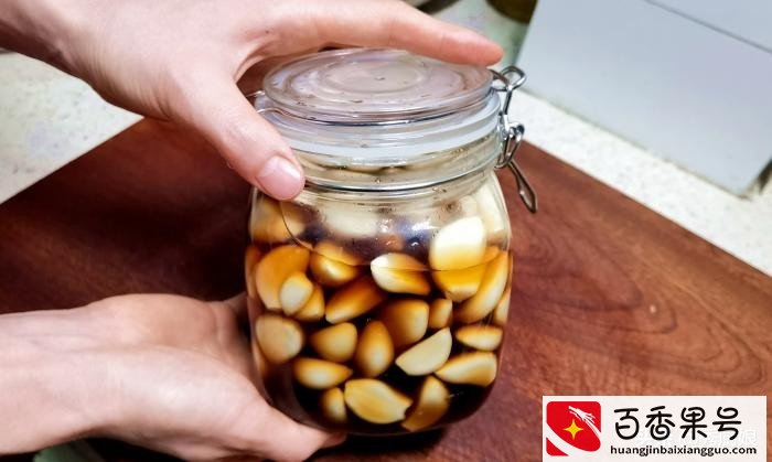 腌腊八蒜，只加醋是“外行”，牢记3个窍门，酸香脆爽，2天就变绿