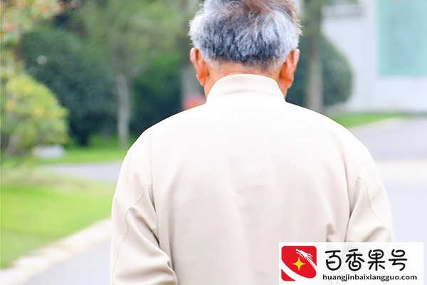 头发白了，未必是老了，2种营养素及时补充，也有希望黑回来
