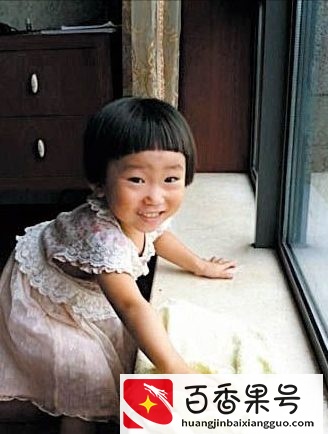 2011年，温州动车追尾事故中幸存下来的小伊伊，如今怎么样了
