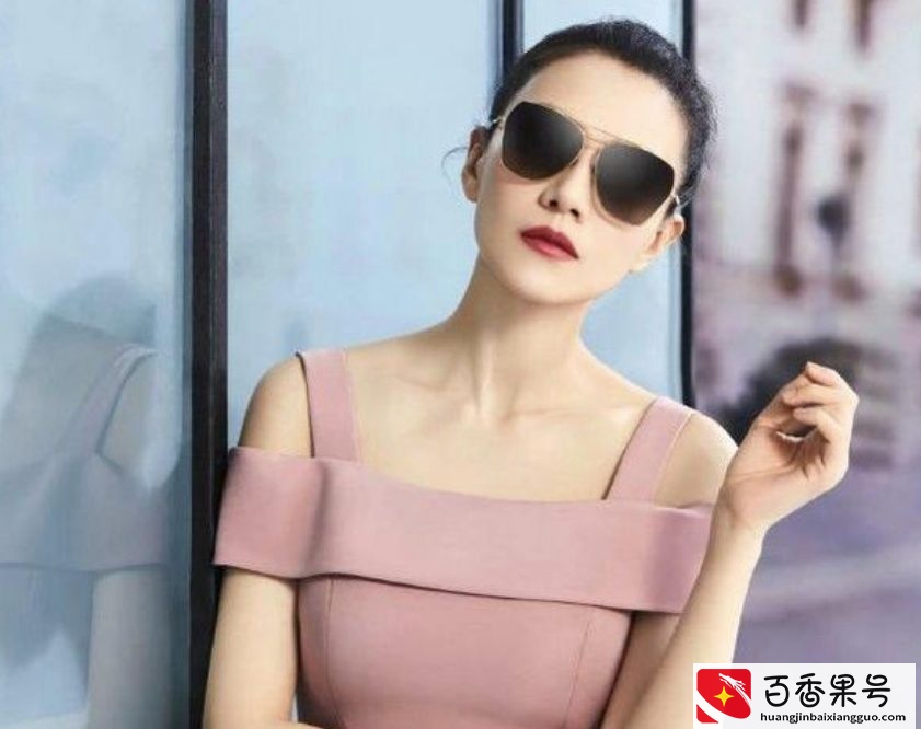 高圆圆戴眼镜，本以为戴墨镜最美，没想到戴近视眼镜也很养眼