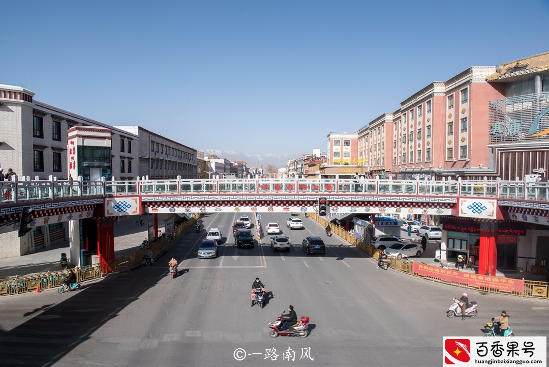 拉萨，西部唯一的“日光之城”，市容漂亮生活休闲，还能看到雪山