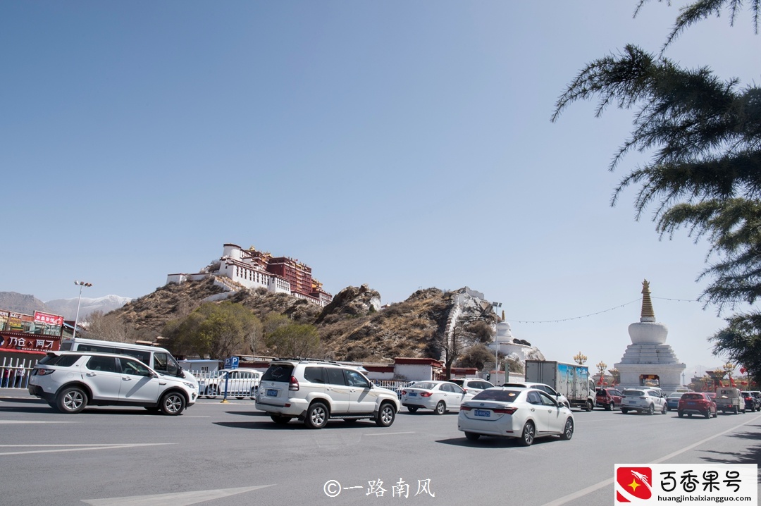 拉萨，西部唯一的“日光之城”，市容漂亮生活休闲，还能看到雪山