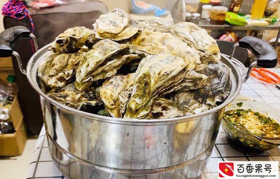 煮生蚝时，直接下锅煮是错误的，海边人如此做，煮出的生蚝鲜又嫩