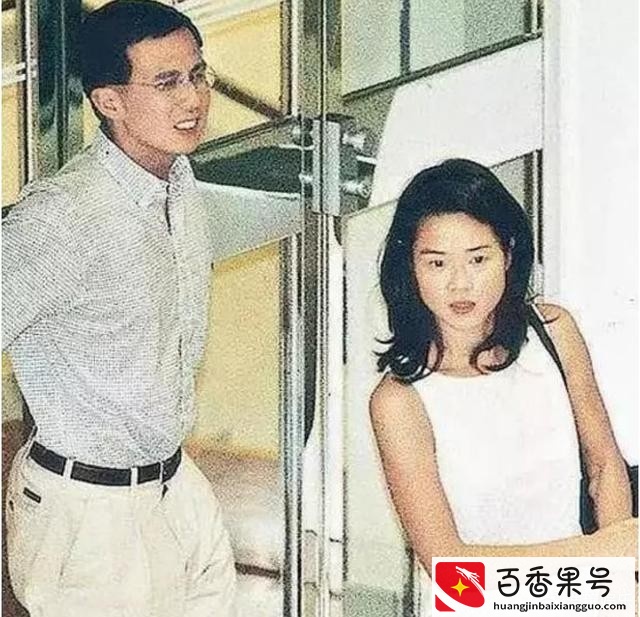 “豪门弃妇”梁洛施的悲伤，2年生3子，为何李家就是不娶她进门