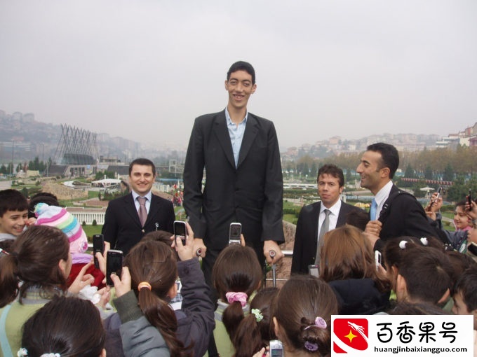 世界上最高的人，几乎比姚明还高一倍，太惊人了