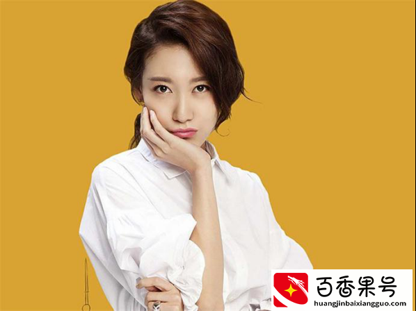 她是靳东的亲妹妹，因这部剧一炮而红，但老公却是一个迷