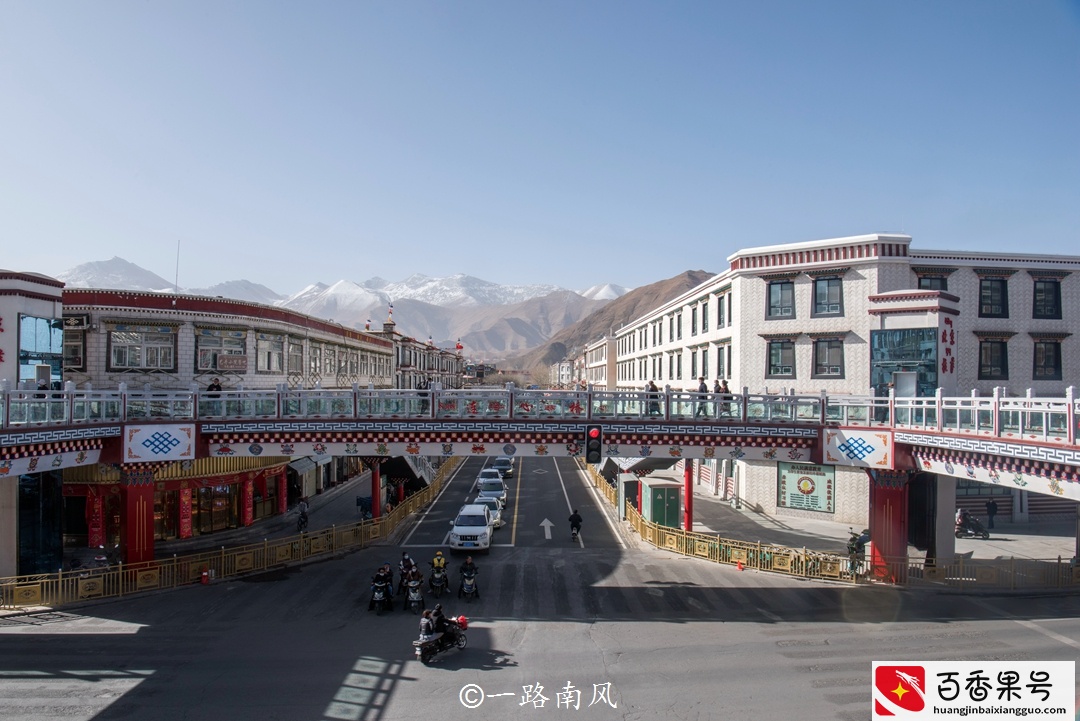 拉萨，西部唯一的“日光之城”，市容漂亮生活休闲，还能看到雪山